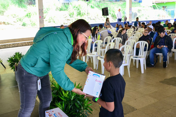 Cierre 2019 Unidos Agua
Cierre 2019 Unidos Agua.
Fecha: Noviembre 22 2019 
Para descargar esta fotografía en alta resolución, haga clic sobre la imagen hasta que la misma se despliegue en la pantalla completa; luego dé clic derecho y elija la opción "guardar imagen como". 
En caso de publicación por cualquier medio, solicitamos acompañarla del crédito: "Foto EPM"
Palabras clave: Cierre 2019 Unidos Agua