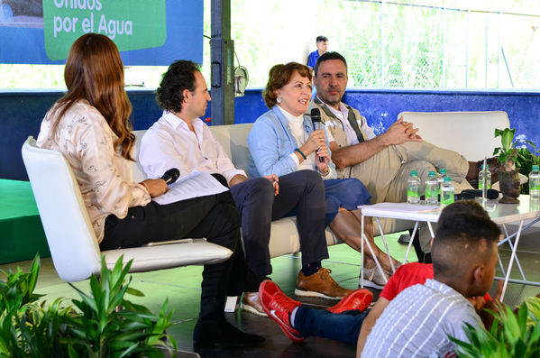 Cierre 2019 Unidos Agua
Cierre 2019 Unidos Agua.
Fecha: Noviembre 22 2019 
Para descargar esta fotografía en alta resolución, haga clic sobre la imagen hasta que la misma se despliegue en la pantalla completa; luego dé clic derecho y elija la opción "guardar imagen como". 
En caso de publicación por cualquier medio, solicitamos acompañarla del crédito: "Foto EPM"
Palabras clave: Cierre 2019 Unidos Agua