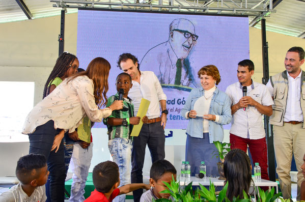 Cierre 2019 Unidos Agua
Cierre 2019 Unidos Agua.
Fecha: Noviembre 22 2019 
Para descargar esta fotografía en alta resolución, haga clic sobre la imagen hasta que la misma se despliegue en la pantalla completa; luego dé clic derecho y elija la opción "guardar imagen como". 
En caso de publicación por cualquier medio, solicitamos acompañarla del crédito: "Foto EPM"
Palabras clave: Cierre 2019 Unidos Agua