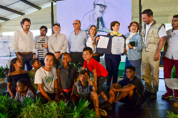 Cierre 2019 Unidos Agua
Cierre 2019 Unidos Agua.
Fecha: Noviembre 22 2019 
Para descargar esta fotografía en alta resolución, haga clic sobre la imagen hasta que la misma se despliegue en la pantalla completa; luego dé clic derecho y elija la opción "guardar imagen como". 
En caso de publicación por cualquier medio, solicitamos acompañarla del crédito: "Foto EPM"
Palabras clave: Cierre 2019 Unidos Agua