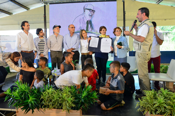 Cierre 2019 Unidos Agua
Cierre 2019 Unidos Agua.
Fecha: Noviembre 22 2019 
Para descargar esta fotografía en alta resolución, haga clic sobre la imagen hasta que la misma se despliegue en la pantalla completa; luego dé clic derecho y elija la opción "guardar imagen como". 
En caso de publicación por cualquier medio, solicitamos acompañarla del crédito: "Foto EPM"
Palabras clave: Cierre 2019 Unidos Agua