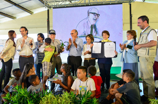 Cierre 2019 Unidos Agua
Cierre 2019 Unidos Agua.
Fecha: Noviembre 22 2019 
Para descargar esta fotografía en alta resolución, haga clic sobre la imagen hasta que la misma se despliegue en la pantalla completa; luego dé clic derecho y elija la opción "guardar imagen como". 
En caso de publicación por cualquier medio, solicitamos acompañarla del crédito: "Foto EPM"
Palabras clave: Cierre 2019 Unidos Agua