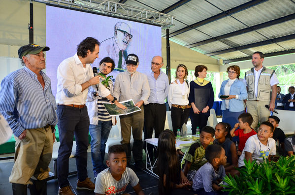 Cierre 2019 Unidos Agua
Cierre 2019 Unidos Agua.
Fecha: Noviembre 22 2019 
Para descargar esta fotografía en alta resolución, haga clic sobre la imagen hasta que la misma se despliegue en la pantalla completa; luego dé clic derecho y elija la opción "guardar imagen como". 
En caso de publicación por cualquier medio, solicitamos acompañarla del crédito: "Foto EPM"
Palabras clave: Cierre 2019 Unidos Agua
