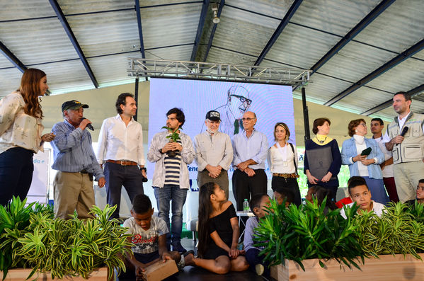 Cierre 2019 Unidos Agua
Cierre 2019 Unidos Agua.
Fecha: Noviembre 22 2019 
Para descargar esta fotografía en alta resolución, haga clic sobre la imagen hasta que la misma se despliegue en la pantalla completa; luego dé clic derecho y elija la opción "guardar imagen como". 
En caso de publicación por cualquier medio, solicitamos acompañarla del crédito: "Foto EPM"
Palabras clave: Cierre 2019 Unidos Agua