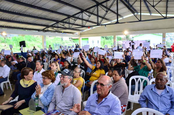 Cierre 2019 Unidos Agua
Cierre 2019 Unidos Agua.
Fecha: Noviembre 22 2019 
Para descargar esta fotografía en alta resolución, haga clic sobre la imagen hasta que la misma se despliegue en la pantalla completa; luego dé clic derecho y elija la opción "guardar imagen como". 
En caso de publicación por cualquier medio, solicitamos acompañarla del crédito: "Foto EPM"
Palabras clave: Cierre 2019 Unidos Agua