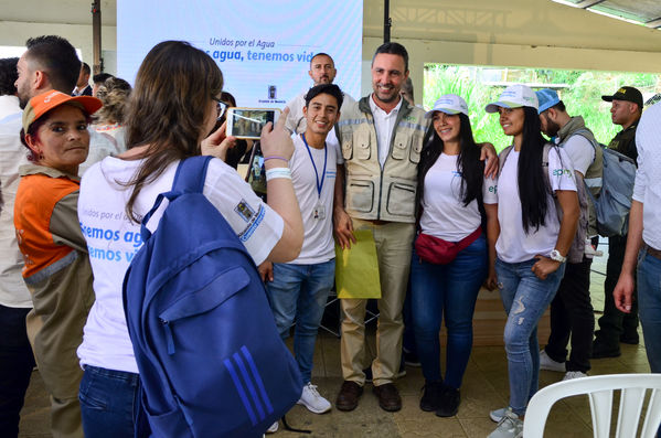 Cierre 2019 Unidos Agua
Cierre 2019 Unidos Agua.
Fecha: Noviembre 22 2019 
Para descargar esta fotografía en alta resolución, haga clic sobre la imagen hasta que la misma se despliegue en la pantalla completa; luego dé clic derecho y elija la opción "guardar imagen como". 
En caso de publicación por cualquier medio, solicitamos acompañarla del crédito: "Foto EPM"
Palabras clave: Cierre 2019 Unidos Agua