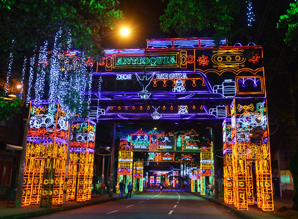 Alumbrado navideño 2013
Alumbrado navideño 2013
Fecha: Noviembre 26 de 2013. 
Para descargar esta fotografía en alta resolución, haga clic sobre la imagen hasta que la misma se despliegue en la pantalla completa; luego dé clic derecho y elija la opción "guardar imagen como". 
En caso de publicación por cualquier medio, solicitamos acompañarla del crédito: "Foto EPM"
Palabras clave: Alumbrado navideño 2013