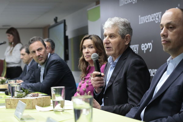 Rueda prensa Alianza EPM Invernergy
Rueda prensa Alianza EPM Invernergy.
Fecha: Noviembre 27 2019 
Para descargar esta fotografía en alta resolución, haga clic sobre la imagen hasta que la misma se despliegue en la pantalla completa; luego dé clic derecho y elija la opción "guardar imagen como". 
En caso de publicación por cualquier medio, solicitamos acompañarla del crédito: "Foto EPM"
Palabras clave: Rueda prensa Alianza EPM Invernergy