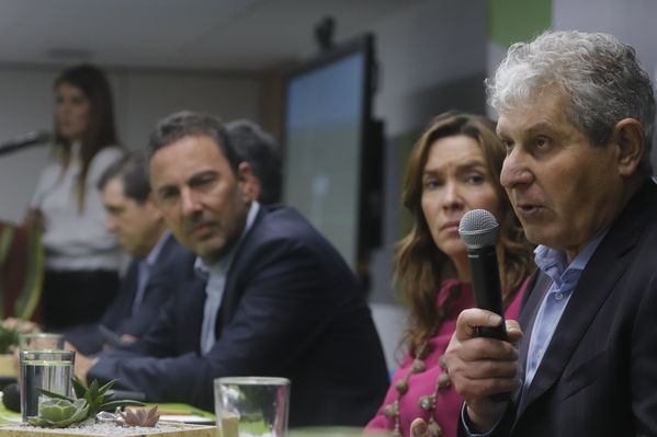 Rueda prensa Alianza EPM Invernergy
Rueda prensa Alianza EPM Invernergy.
Fecha: Noviembre 27 2019 
Para descargar esta fotografía en alta resolución, haga clic sobre la imagen hasta que la misma se despliegue en la pantalla completa; luego dé clic derecho y elija la opción "guardar imagen como". 
En caso de publicación por cualquier medio, solicitamos acompañarla del crédito: "Foto EPM"
Palabras clave: Rueda prensa Alianza EPM Invernergy