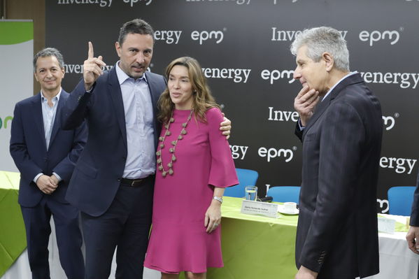 Rueda prensa Alianza EPM Invernergy
Rueda prensa Alianza EPM Invernergy.
Fecha: Noviembre 27 2019 
Para descargar esta fotografía en alta resolución, haga clic sobre la imagen hasta que la misma se despliegue en la pantalla completa; luego dé clic derecho y elija la opción "guardar imagen como". 
En caso de publicación por cualquier medio, solicitamos acompañarla del crédito: "Foto EPM"
Palabras clave: Rueda prensa Alianza EPM Invernergy