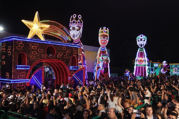 Encendido del Alumbrado Navideño 2019
Encendido del Alumbrado Navideño 2019
Fecha: Noviembre 2 2019.
Para descargar esta fotografía en alta resolución, haga clic sobre la imagen hasta que la misma se despliegue en la pantalla completa; luego dé clic derecho y elija la opción "guardar imagen como". 
En caso de publicación por cualquier medio, solicitamos acompañarla del crédito: "Foto EPM"
Palabras clave: Encendido del Alumbrado Navideño 2019