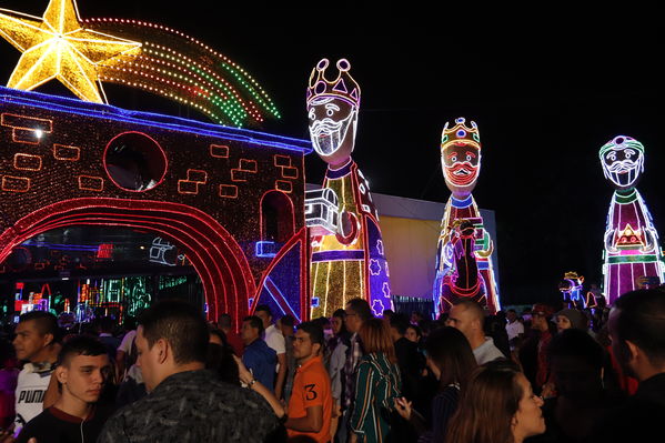 Encendido del Alumbrado Navideño 2019
Encendido del Alumbrado Navideño 2019
Fecha: Noviembre 2 2019.
Para descargar esta fotografía en alta resolución, haga clic sobre la imagen hasta que la misma se despliegue en la pantalla completa; luego dé clic derecho y elija la opción "guardar imagen como". 
En caso de publicación por cualquier medio, solicitamos acompañarla del crédito: "Foto EPM"
Palabras clave: Encendido del Alumbrado Navideño 2019