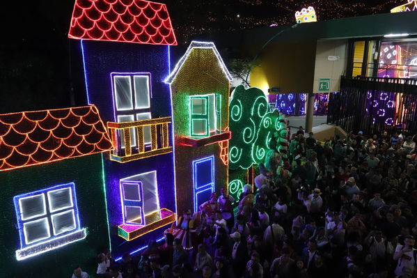 Encendido del Alumbrado Navideño 2019
Encendido del Alumbrado Navideño 2019
Fecha: Noviembre 2 2019.
Para descargar esta fotografía en alta resolución, haga clic sobre la imagen hasta que la misma se despliegue en la pantalla completa; luego dé clic derecho y elija la opción "guardar imagen como". 
En caso de publicación por cualquier medio, solicitamos acompañarla del crédito: "Foto EPM"
Palabras clave: Encendido del Alumbrado Navideño 2019