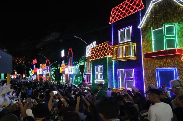 Encendido del Alumbrado Navideño 2019
Encendido del Alumbrado Navideño 2019
Fecha: Noviembre 2 2019.
Para descargar esta fotografía en alta resolución, haga clic sobre la imagen hasta que la misma se despliegue en la pantalla completa; luego dé clic derecho y elija la opción "guardar imagen como". 
En caso de publicación por cualquier medio, solicitamos acompañarla del crédito: "Foto EPM"
Palabras clave: Encendido del Alumbrado Navideño 2019