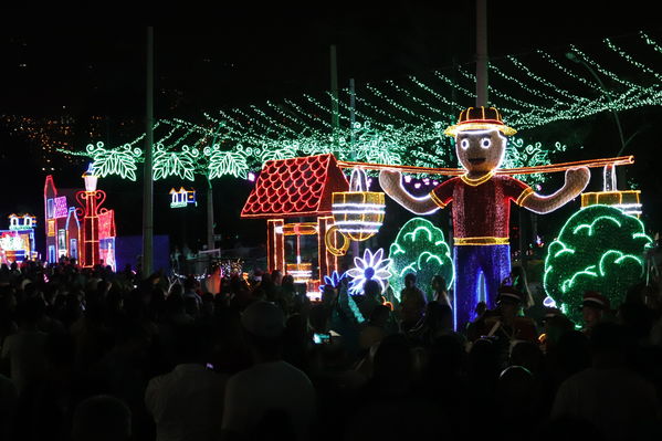 Encendido del Alumbrado Navideño 2019
Encendido del Alumbrado Navideño 2019
Fecha: Noviembre 2 2019.
Para descargar esta fotografía en alta resolución, haga clic sobre la imagen hasta que la misma se despliegue en la pantalla completa; luego dé clic derecho y elija la opción "guardar imagen como". 
En caso de publicación por cualquier medio, solicitamos acompañarla del crédito: "Foto EPM"
Palabras clave: Encendido del Alumbrado Navideño 2019