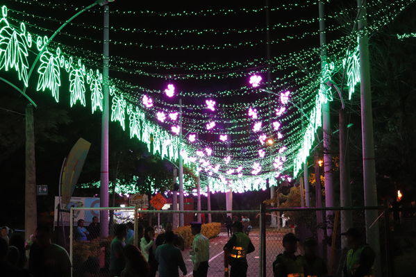 Encendido del Alumbrado Navideño 2019
Encendido del Alumbrado Navideño 2019
Fecha: Noviembre 2 2019.
Para descargar esta fotografía en alta resolución, haga clic sobre la imagen hasta que la misma se despliegue en la pantalla completa; luego dé clic derecho y elija la opción "guardar imagen como". 
En caso de publicación por cualquier medio, solicitamos acompañarla del crédito: "Foto EPM"
Palabras clave: Encendido del Alumbrado Navideño 2019