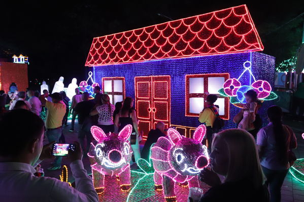 Encendido del Alumbrado Navideño 2019
Encendido del Alumbrado Navideño 2019
Fecha: Noviembre 2 2019.
Para descargar esta fotografía en alta resolución, haga clic sobre la imagen hasta que la misma se despliegue en la pantalla completa; luego dé clic derecho y elija la opción "guardar imagen como". 
En caso de publicación por cualquier medio, solicitamos acompañarla del crédito: "Foto EPM"
Palabras clave: Encendido del Alumbrado Navideño 2019