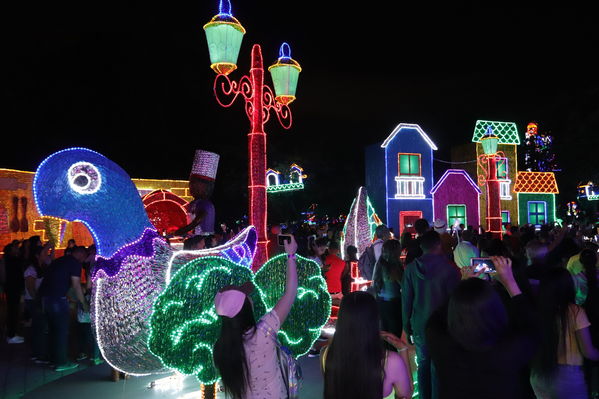 Encendido del Alumbrado Navideño 2019
Encendido del Alumbrado Navideño 2019
Fecha: Noviembre 2 2019.
Para descargar esta fotografía en alta resolución, haga clic sobre la imagen hasta que la misma se despliegue en la pantalla completa; luego dé clic derecho y elija la opción "guardar imagen como". 
En caso de publicación por cualquier medio, solicitamos acompañarla del crédito: "Foto EPM"
Palabras clave: Encendido del Alumbrado Navideño 2019