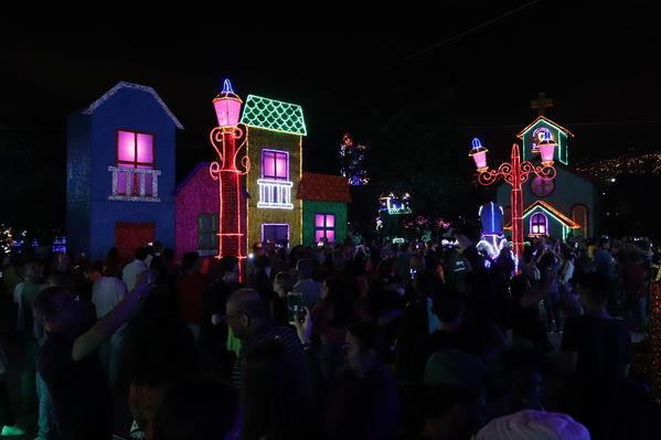 Encendido del Alumbrado Navideño 2019
Encendido del Alumbrado Navideño 2019
Fecha: Noviembre 2 2019.
Para descargar esta fotografía en alta resolución, haga clic sobre la imagen hasta que la misma se despliegue en la pantalla completa; luego dé clic derecho y elija la opción "guardar imagen como". 
En caso de publicación por cualquier medio, solicitamos acompañarla del crédito: "Foto EPM"
Palabras clave: Encendido del Alumbrado Navideño 2019