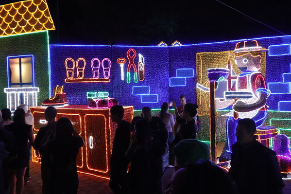 Encendido del Alumbrado Navideño 2019
Encendido del Alumbrado Navideño 2019
Fecha: Noviembre 2 2019.
Para descargar esta fotografía en alta resolución, haga clic sobre la imagen hasta que la misma se despliegue en la pantalla completa; luego dé clic derecho y elija la opción "guardar imagen como". 
En caso de publicación por cualquier medio, solicitamos acompañarla del crédito: "Foto EPM"
Palabras clave: Encendido del Alumbrado Navideño 2019