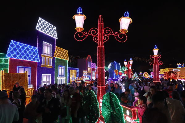 Encendido del Alumbrado Navideño 2019
Encendido del Alumbrado Navideño 2019
Fecha: Noviembre 2 2019.
Para descargar esta fotografía en alta resolución, haga clic sobre la imagen hasta que la misma se despliegue en la pantalla completa; luego dé clic derecho y elija la opción "guardar imagen como". 
En caso de publicación por cualquier medio, solicitamos acompañarla del crédito: "Foto EPM"
Palabras clave: Encendido del Alumbrado Navideño 2019