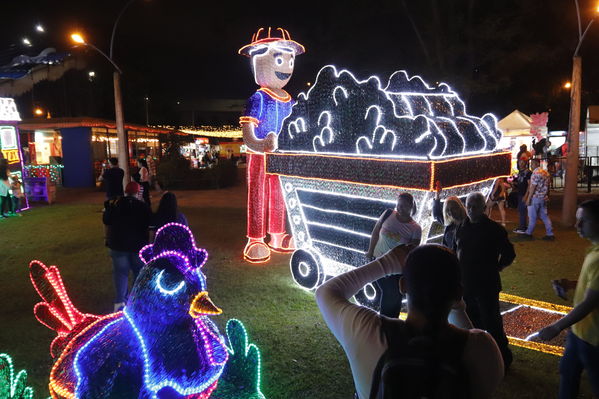 Encendido del Alumbrado Navideño 2019
Encendido del Alumbrado Navideño 2019
Fecha: Noviembre 2 2019.
Para descargar esta fotografía en alta resolución, haga clic sobre la imagen hasta que la misma se despliegue en la pantalla completa; luego dé clic derecho y elija la opción "guardar imagen como". 
En caso de publicación por cualquier medio, solicitamos acompañarla del crédito: "Foto EPM"
Palabras clave: Encendido del Alumbrado Navideño 2019