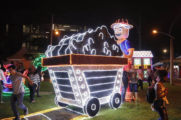 Encendido del Alumbrado Navideño 2019
Encendido del Alumbrado Navideño 2019
Fecha: Noviembre 2 2019.
Para descargar esta fotografía en alta resolución, haga clic sobre la imagen hasta que la misma se despliegue en la pantalla completa; luego dé clic derecho y elija la opción "guardar imagen como". 
En caso de publicación por cualquier medio, solicitamos acompañarla del crédito: "Foto EPM"
Palabras clave: Encendido del Alumbrado Navideño 2019