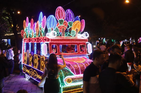 Encendido del Alumbrado Navideño 2019
Encendido del Alumbrado Navideño 2019
Fecha: Noviembre 2 2019.
Para descargar esta fotografía en alta resolución, haga clic sobre la imagen hasta que la misma se despliegue en la pantalla completa; luego dé clic derecho y elija la opción "guardar imagen como". 
En caso de publicación por cualquier medio, solicitamos acompañarla del crédito: "Foto EPM"
Palabras clave: Encendido del Alumbrado Navideño 2019