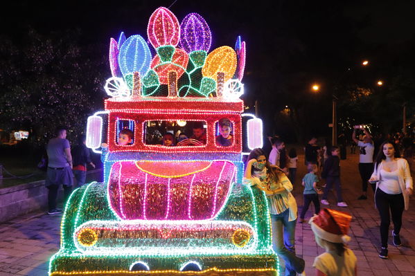 Encendido del Alumbrado Navideño 2019
Encendido del Alumbrado Navideño 2019
Fecha: Noviembre 2 2019.
Para descargar esta fotografía en alta resolución, haga clic sobre la imagen hasta que la misma se despliegue en la pantalla completa; luego dé clic derecho y elija la opción "guardar imagen como". 
En caso de publicación por cualquier medio, solicitamos acompañarla del crédito: "Foto EPM"
Palabras clave: Encendido del Alumbrado Navideño 2019