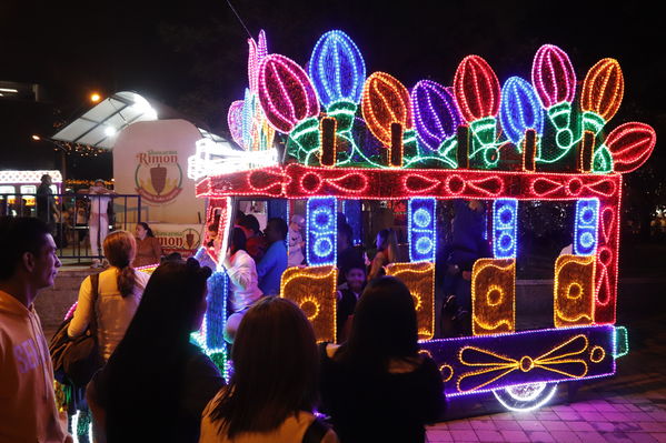 Encendido del Alumbrado Navideño 2019
Encendido del Alumbrado Navideño 2019
Fecha: Noviembre 2 2019.
Para descargar esta fotografía en alta resolución, haga clic sobre la imagen hasta que la misma se despliegue en la pantalla completa; luego dé clic derecho y elija la opción "guardar imagen como". 
En caso de publicación por cualquier medio, solicitamos acompañarla del crédito: "Foto EPM"
Palabras clave: Encendido del Alumbrado Navideño 2019