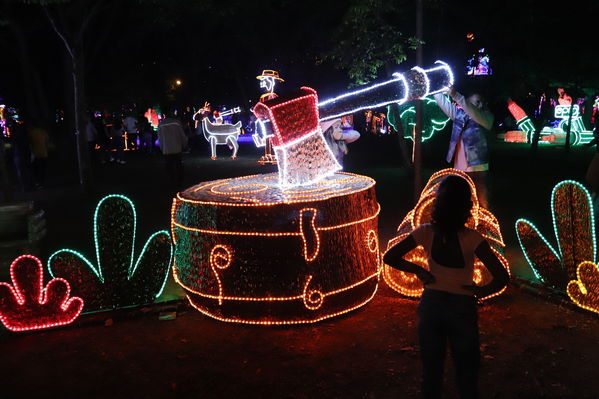 Encendido del Alumbrado Navideño 2019
Encendido del Alumbrado Navideño 2019
Fecha: Noviembre 2 2019.
Para descargar esta fotografía en alta resolución, haga clic sobre la imagen hasta que la misma se despliegue en la pantalla completa; luego dé clic derecho y elija la opción "guardar imagen como". 
En caso de publicación por cualquier medio, solicitamos acompañarla del crédito: "Foto EPM"
Palabras clave: Encendido del Alumbrado Navideño 2019