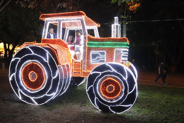 Encendido del Alumbrado Navideño 2019
Encendido del Alumbrado Navideño 2019
Fecha: Noviembre 2 2019.
Para descargar esta fotografía en alta resolución, haga clic sobre la imagen hasta que la misma se despliegue en la pantalla completa; luego dé clic derecho y elija la opción "guardar imagen como". 
En caso de publicación por cualquier medio, solicitamos acompañarla del crédito: "Foto EPM"
Palabras clave: Encendido del Alumbrado Navideño 2019