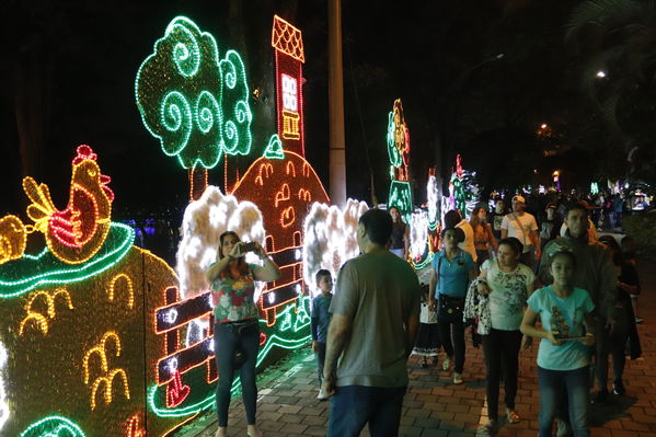 Encendido del Alumbrado Navideño 2019
Encendido del Alumbrado Navideño 2019
Fecha: Noviembre 2 2019.
Para descargar esta fotografía en alta resolución, haga clic sobre la imagen hasta que la misma se despliegue en la pantalla completa; luego dé clic derecho y elija la opción "guardar imagen como". 
En caso de publicación por cualquier medio, solicitamos acompañarla del crédito: "Foto EPM"
Palabras clave: Encendido del Alumbrado Navideño 2019