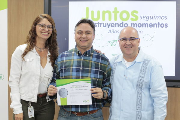 Años de servicio 20 y 25 Noviembre
Años de servicio 20 y 25 Noviembre
Fecha: Noviembre 29 2019.
Para descargar esta fotografía en alta resolución, haga clic sobre la imagen hasta que la misma se despliegue en la pantalla completa; luego dé clic derecho y elija la opción "guardar imagen como". 
En caso de publicación por cualquier medio, solicitamos acompañarla del crédito: "Foto EPM"
Palabras clave: Años de servicio 20 y 25 Noviembre
