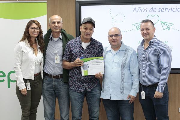 Años de servicio 20 y 25 Noviembre
Años de servicio 20 y 25 Noviembre
Fecha: Noviembre 29 2019.
Para descargar esta fotografía en alta resolución, haga clic sobre la imagen hasta que la misma se despliegue en la pantalla completa; luego dé clic derecho y elija la opción "guardar imagen como". 
En caso de publicación por cualquier medio, solicitamos acompañarla del crédito: "Foto EPM"
Palabras clave: Años de servicio 20 y 25 Noviembre