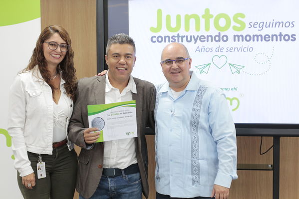 Años de servicio 20 y 25 Noviembre
Años de servicio 20 y 25 Noviembre
Fecha: Noviembre 29 2019.
Para descargar esta fotografía en alta resolución, haga clic sobre la imagen hasta que la misma se despliegue en la pantalla completa; luego dé clic derecho y elija la opción "guardar imagen como". 
En caso de publicación por cualquier medio, solicitamos acompañarla del crédito: "Foto EPM"
Palabras clave: Años de servicio 20 y 25 Noviembre