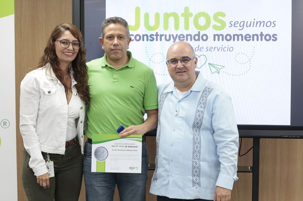 Años de servicio 20 y 25 Noviembre
Años de servicio 20 y 25 Noviembre
Fecha: Noviembre 29 2019.
Para descargar esta fotografía en alta resolución, haga clic sobre la imagen hasta que la misma se despliegue en la pantalla completa; luego dé clic derecho y elija la opción "guardar imagen como". 
En caso de publicación por cualquier medio, solicitamos acompañarla del crédito: "Foto EPM"
Palabras clave: Años de servicio 20 y 25 Noviembre