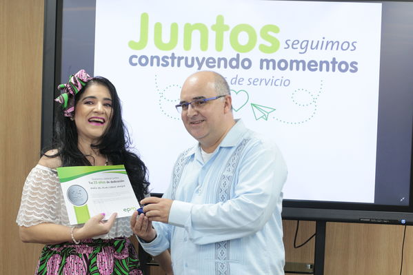 Años de servicio 20 y 25 Noviembre
Años de servicio 20 y 25 Noviembre
Fecha: Noviembre 29 2019.
Para descargar esta fotografía en alta resolución, haga clic sobre la imagen hasta que la misma se despliegue en la pantalla completa; luego dé clic derecho y elija la opción "guardar imagen como". 
En caso de publicación por cualquier medio, solicitamos acompañarla del crédito: "Foto EPM"
Palabras clave: Años de servicio 20 y 25 Noviembre