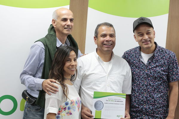 Años de servicio 20 y 25 Noviembre
Años de servicio 20 y 25 Noviembre
Fecha: Noviembre 29 2019.
Para descargar esta fotografía en alta resolución, haga clic sobre la imagen hasta que la misma se despliegue en la pantalla completa; luego dé clic derecho y elija la opción "guardar imagen como". 
En caso de publicación por cualquier medio, solicitamos acompañarla del crédito: "Foto EPM"
Palabras clave: Años de servicio 20 y 25 Noviembre