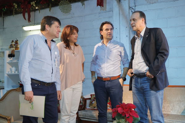 Rueda de prensa Alumbrado Navideño 2017
Rueda de prensa Alumbrado Navideño 2017
Fecha: Noviembre 3 de 2017
Para descargar esta fotografía en alta resolución, haga clic sobre la imagen hasta que la misma se despliegue en la pantalla completa; luego dé clic derecho y elija la opción "guardar imagen como". 
En caso de publicación por cualquier medio, solicitamos acompañarla del crédito: "Foto EPM"
Palabras clave: Rueda de prensa Alumbrado Navideño 2017