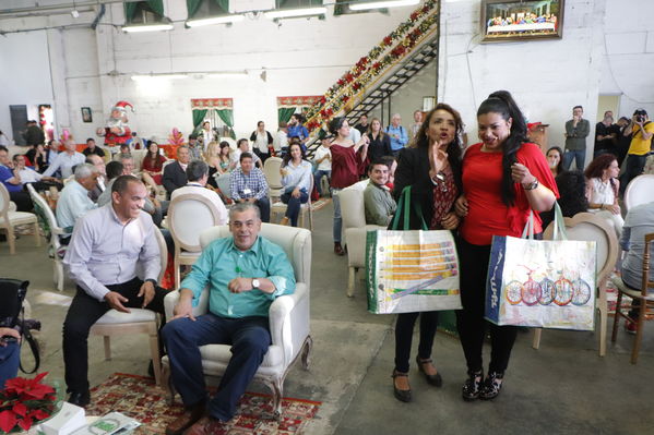 Rueda de prensa Alumbrado Navideño 2017
Rueda de prensa Alumbrado Navideño 2017
Fecha: Noviembre 3 de 2017
Para descargar esta fotografía en alta resolución, haga clic sobre la imagen hasta que la misma se despliegue en la pantalla completa; luego dé clic derecho y elija la opción "guardar imagen como". 
En caso de publicación por cualquier medio, solicitamos acompañarla del crédito: "Foto EPM"
Palabras clave: Rueda de prensa Alumbrado Navideño 2017