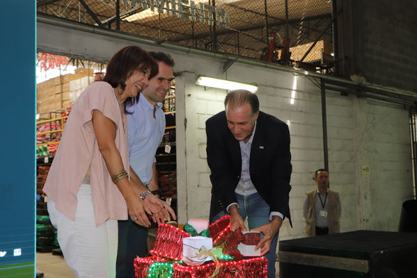 Rueda de prensa Alumbrado Navideño 2017
Rueda de prensa Alumbrado Navideño 2017
Fecha: Noviembre 3 de 2017
Para descargar esta fotografía en alta resolución, haga clic sobre la imagen hasta que la misma se despliegue en la pantalla completa; luego dé clic derecho y elija la opción "guardar imagen como". 
En caso de publicación por cualquier medio, solicitamos acompañarla del crédito: "Foto EPM"
Palabras clave: Rueda de prensa Alumbrado Navideño 2017