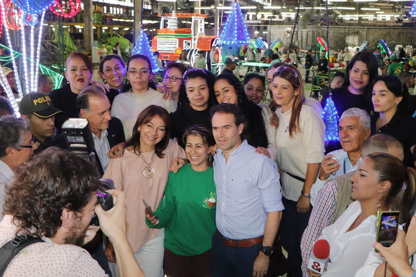 Rueda de prensa Alumbrado Navideño 2017
Rueda de prensa Alumbrado Navideño 2017
Fecha: Noviembre 3 de 2017
Para descargar esta fotografía en alta resolución, haga clic sobre la imagen hasta que la misma se despliegue en la pantalla completa; luego dé clic derecho y elija la opción "guardar imagen como". 
En caso de publicación por cualquier medio, solicitamos acompañarla del crédito: "Foto EPM"
Palabras clave: Rueda de prensa Alumbrado Navideño 2017