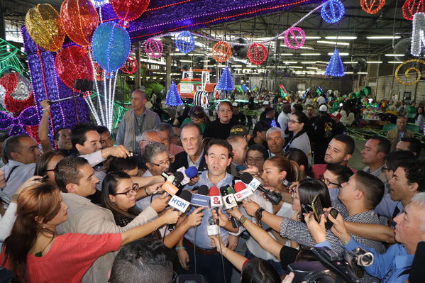 Rueda de prensa Alumbrado Navideño 2017
Rueda de prensa Alumbrado Navideño 2017
Fecha: Noviembre 3 de 2017
Para descargar esta fotografía en alta resolución, haga clic sobre la imagen hasta que la misma se despliegue en la pantalla completa; luego dé clic derecho y elija la opción "guardar imagen como". 
En caso de publicación por cualquier medio, solicitamos acompañarla del crédito: "Foto EPM"
Palabras clave: Rueda de prensa Alumbrado Navideño 2017