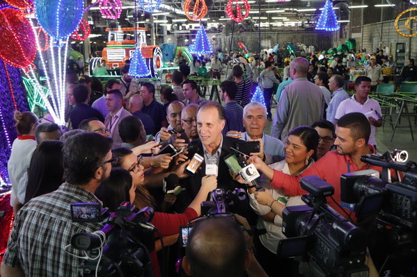 Rueda de prensa Alumbrado Navideño 2017
Rueda de prensa Alumbrado Navideño 2017
Fecha: Noviembre 3 de 2017
Para descargar esta fotografía en alta resolución, haga clic sobre la imagen hasta que la misma se despliegue en la pantalla completa; luego dé clic derecho y elija la opción "guardar imagen como". 
En caso de publicación por cualquier medio, solicitamos acompañarla del crédito: "Foto EPM"
Palabras clave: Rueda de prensa Alumbrado Navideño 2017