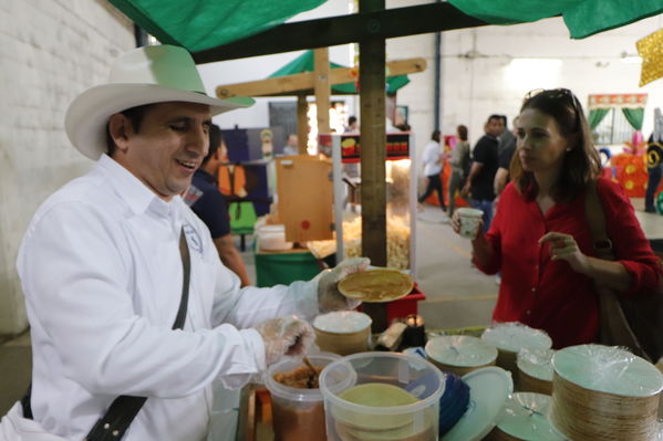 Rueda de prensa Alumbrado Navideño 2017
Rueda de prensa Alumbrado Navideño 2017
Fecha: Noviembre 3 de 2017
Para descargar esta fotografía en alta resolución, haga clic sobre la imagen hasta que la misma se despliegue en la pantalla completa; luego dé clic derecho y elija la opción "guardar imagen como". 
En caso de publicación por cualquier medio, solicitamos acompañarla del crédito: "Foto EPM"
Palabras clave: Rueda de prensa Alumbrado Navideño 2017