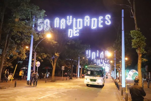 Alumbrado Navideño
Alumbrado Navideño
Fecha: Noviembre 30 de 2017
Para descargar esta fotografía en alta resolución, haga clic sobre la imagen hasta que la misma se despliegue en la pantalla completa; luego dé clic derecho y elija la opción "guardar imagen como". 
En caso de publicación por cualquier medio, solicitamos acompañarla del crédito: "Foto EPM"
Palabras clave: Alumbrado Navideño