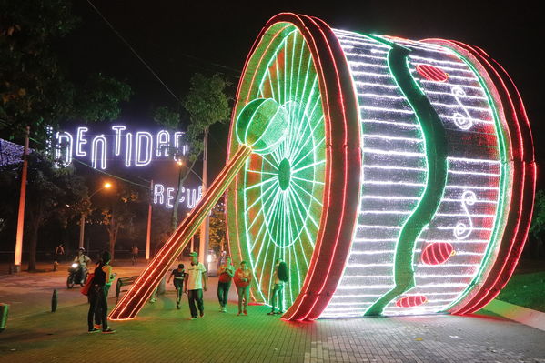 Alumbrado Navideño
Alumbrado Navideño
Fecha: Noviembre 30 de 2017
Para descargar esta fotografía en alta resolución, haga clic sobre la imagen hasta que la misma se despliegue en la pantalla completa; luego dé clic derecho y elija la opción "guardar imagen como". 
En caso de publicación por cualquier medio, solicitamos acompañarla del crédito: "Foto EPM"
Palabras clave: Alumbrado Navideño