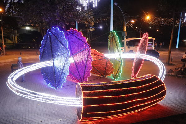 Alumbrado Navideño
Alumbrado Navideño
Fecha: Noviembre 30 de 2017
Para descargar esta fotografía en alta resolución, haga clic sobre la imagen hasta que la misma se despliegue en la pantalla completa; luego dé clic derecho y elija la opción "guardar imagen como". 
En caso de publicación por cualquier medio, solicitamos acompañarla del crédito: "Foto EPM"
Palabras clave: Alumbrado Navideño