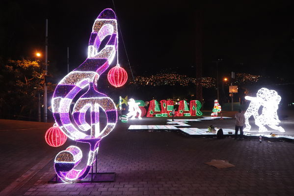 Alumbrado Navideño
Alumbrado Navideño
Fecha: Noviembre 30 de 2017
Para descargar esta fotografía en alta resolución, haga clic sobre la imagen hasta que la misma se despliegue en la pantalla completa; luego dé clic derecho y elija la opción "guardar imagen como". 
En caso de publicación por cualquier medio, solicitamos acompañarla del crédito: "Foto EPM"
Palabras clave: Alumbrado Navideño